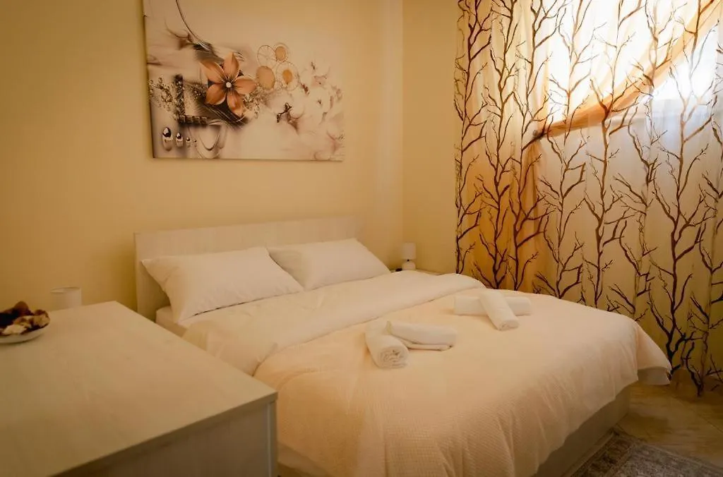 Villa Apartments S&F City Centre ティラナ
